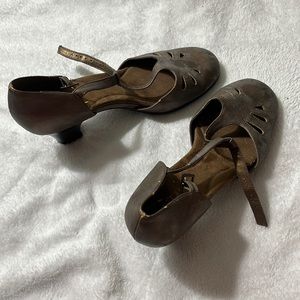 Aerosoles heelrest bronze colored t-strap heels